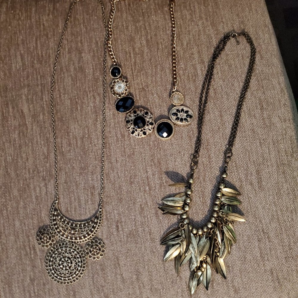 ✌/🌬 Lot of 3 Boho Vibe Necklaces.